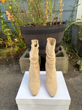 Brand new Manolo Blahnik Beige Suede Slouch Ankle Boots